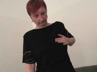 Short haired mature fingering her pussy and ass in solo